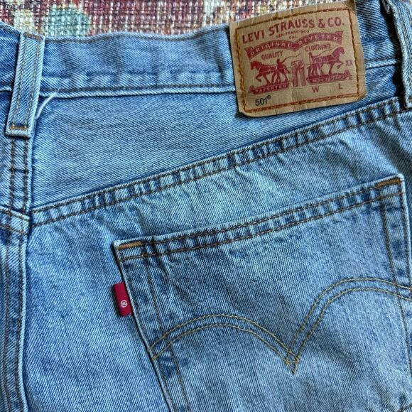 Levi’s 501 Denim Frayed Hem Women Shorts size 31 Button Fly - Picture 6 of 9